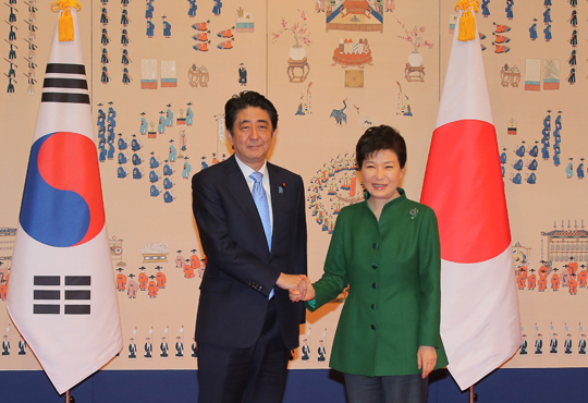 박근혜 대통령과 아베 신조(安倍晋三) 일본 총리가 2일 청와대에서 정상회담 전 기념촬영을 하고 있다. 