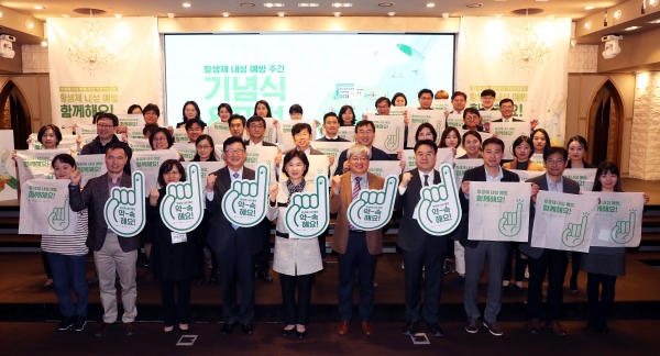 대한항균요법학회는 지난 11월 13일, 서울 CCMM빌딩에서 ‘2018 항생제 내성 예방주간 기념식’을 개최했으며, 시너지 효과를 위해 4년 전부터 해온 항생제 내성 포럼도 함께 진행했다.