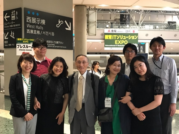 2017년 5월 도쿄 EDIX(교육IT솔루션 박람회)에서 직원들, 시미즈 선생님, 협력으로 나온 파트너회사 직원들