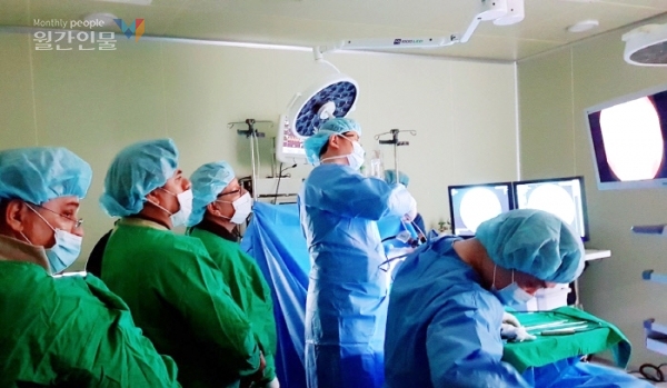 멕시코 의사들, 척추관협착증 내시경 시술 참관 (사진=다나은신경외과 제공)