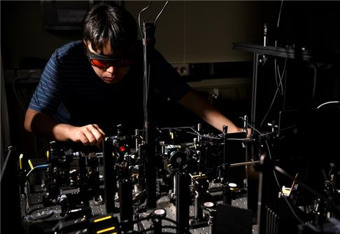 KRISS 양자기술연구소 이상민 책임연구원이 양자 상태를 평가하는 실험을 하고 있다. Ⓒ한국표준과학연구원