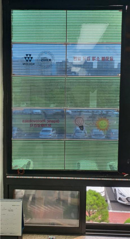 개발된 스마트 창호가 한국재료연구원 창문에 설치된 모습